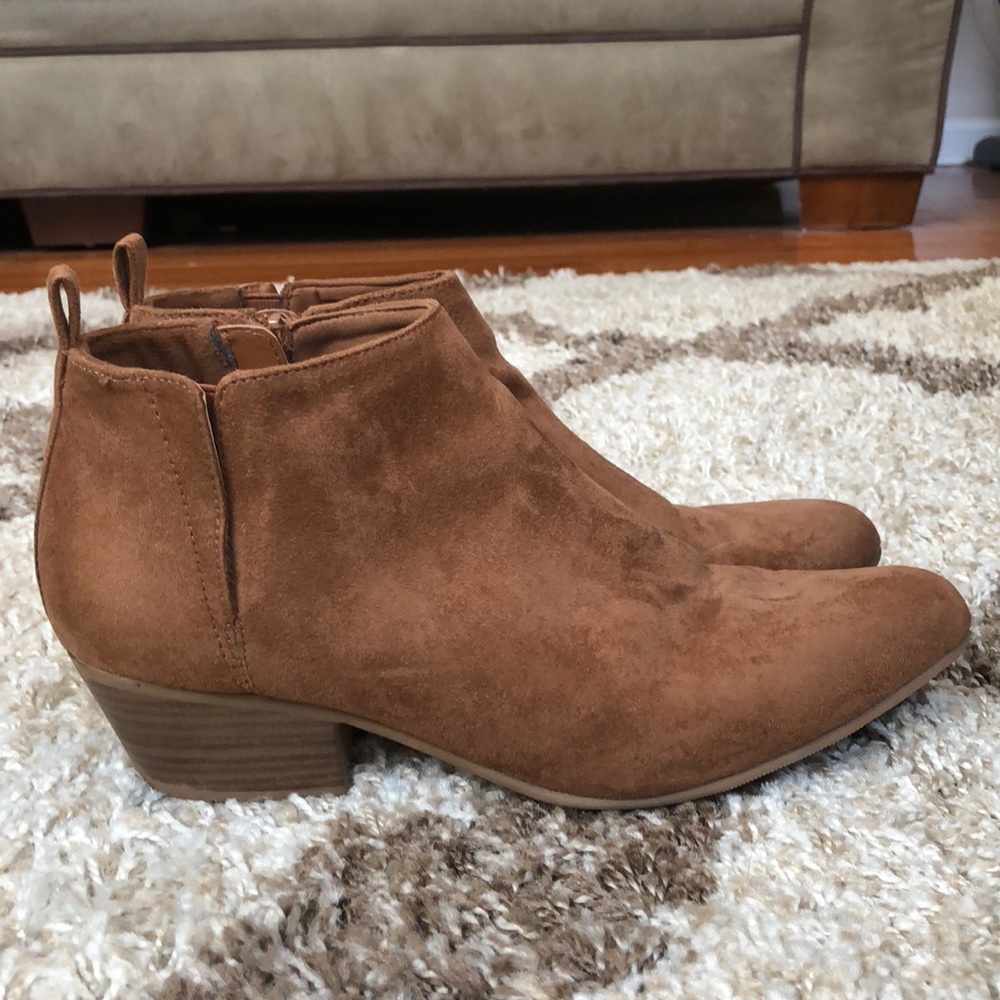 SOLD - brown suede ankle booties!